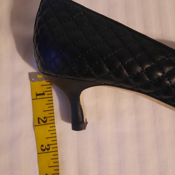 Black kitten heel shoes with gold chain detail Size 8.5 Narrow - Picture 7 of 8